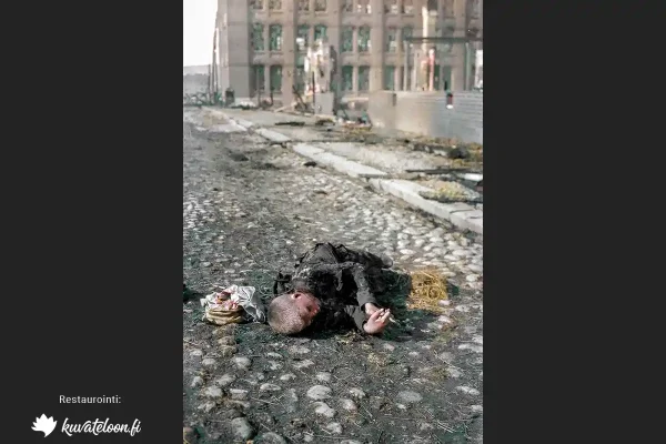 Kuollut poika kadulla Tampereen taistelun jälkeen. Kuvaaja Oscar Sundberg, Vapriikin kuva-arkisto.