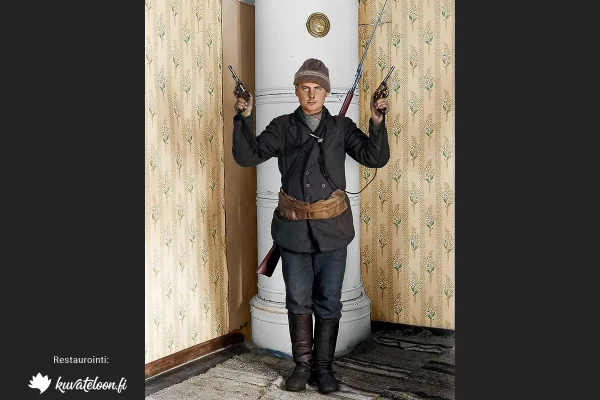 Punakaartilainen esittelee aseitaan 1918. Vapriikin kuva-arkisto.