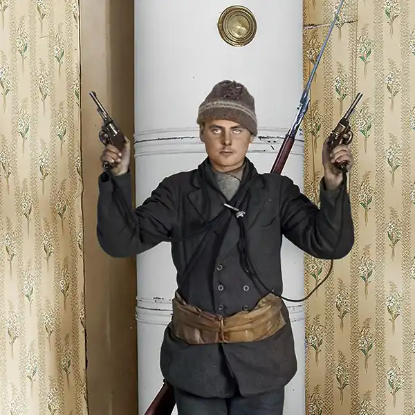 Punakaartilainen esittelee aseitaan | 1918 | Vapriikin kuva-arkisto | Valokuvaaja: Matti Luhtala