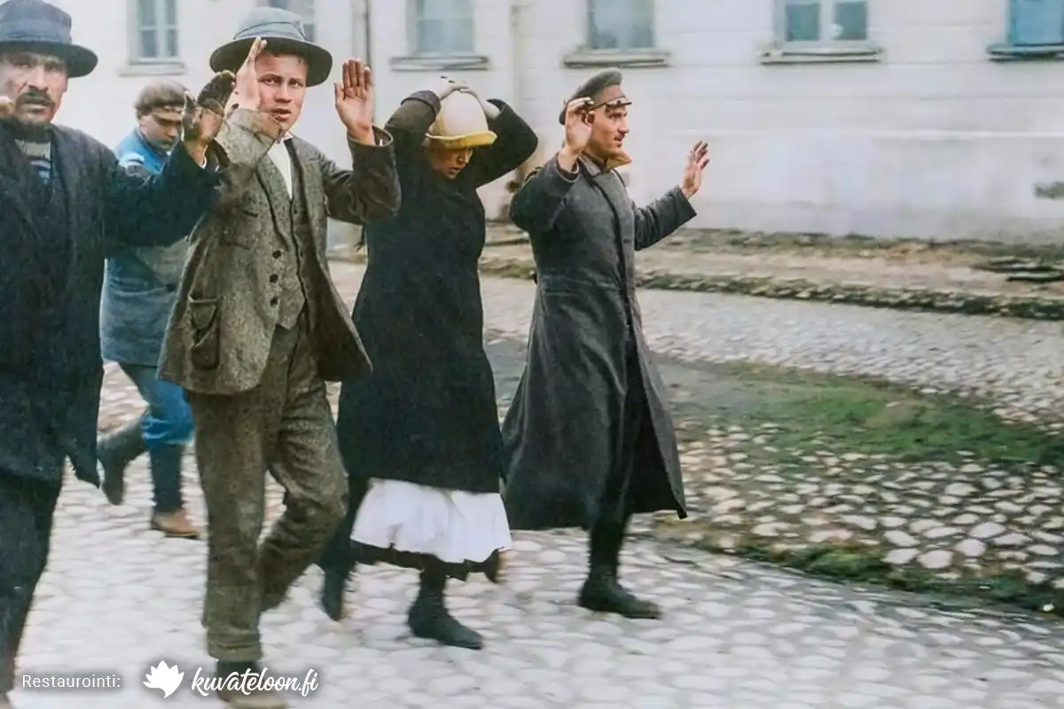 Punavankeja kuljetetaan Turun kasarmilta. Museovirasto, kuvaaja