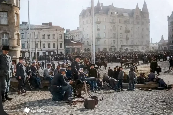 Punavankeja vartijoineen Tampereen Keskustorilla. Kuvaaja tuntematon, Vapriikin kuva-arkisto.