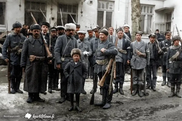 Valkoisten joukkoja Tampereen keskustassa. Kuvaaja tuntematon, Vapriikin kuva-arkisto.